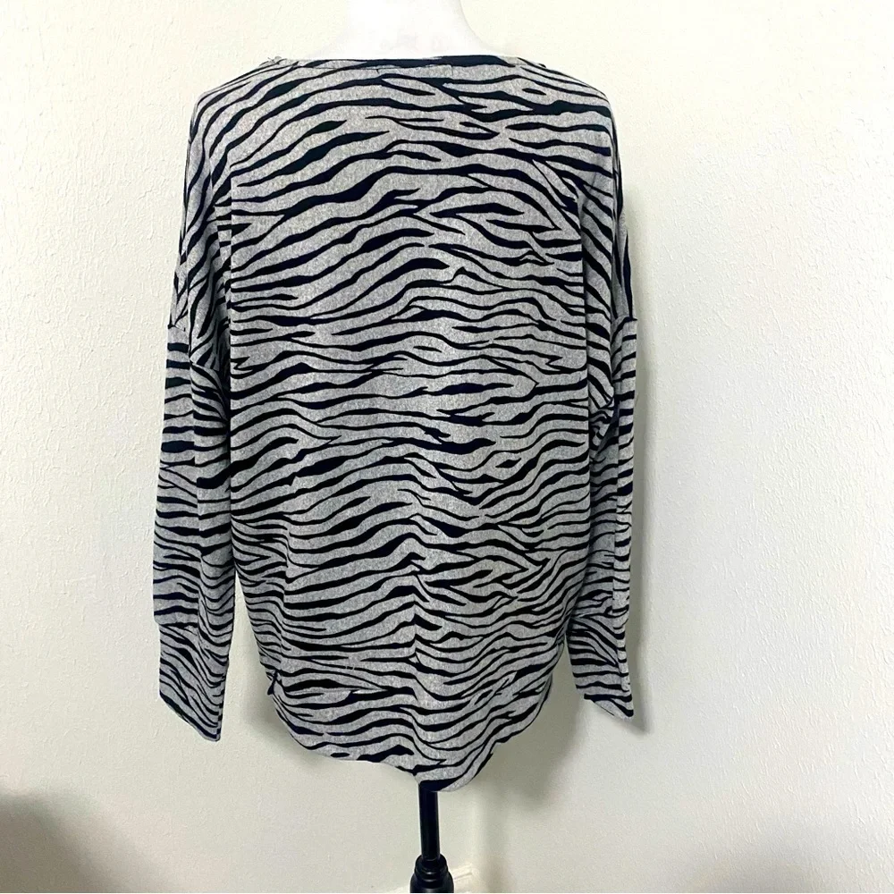 Harlow & Rose Women’s Blouse Zebra Print Size Large NWOT - Picture 4 of 8